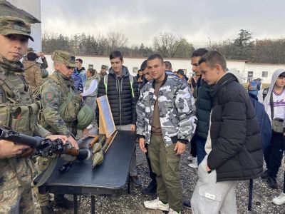 Ученици от клуб "Приятели на армията" бяха гости на 61 Стрямска механизирана бригада 1