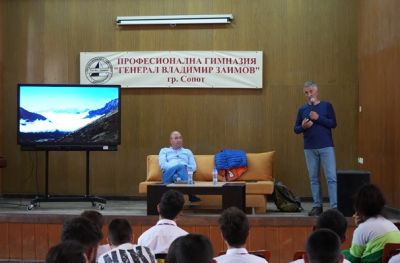 Доц. Кънчо Долапчиев с разказ в Сопот за експедицията до Еверест 1