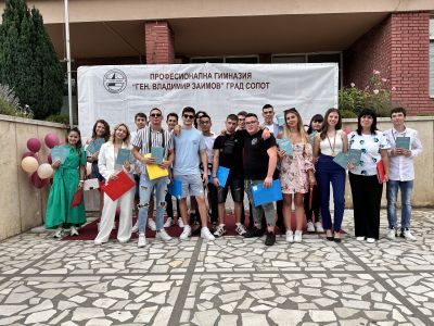 На тържествена церемония бяха връчени дипломи и свидетелства за професионална квалификация на випуск 2024 9