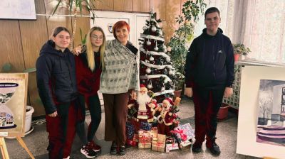 Коледната елха грейна, накичена от сръчните ръце на главните елфи - Деница, Ивон и Инихан!  1